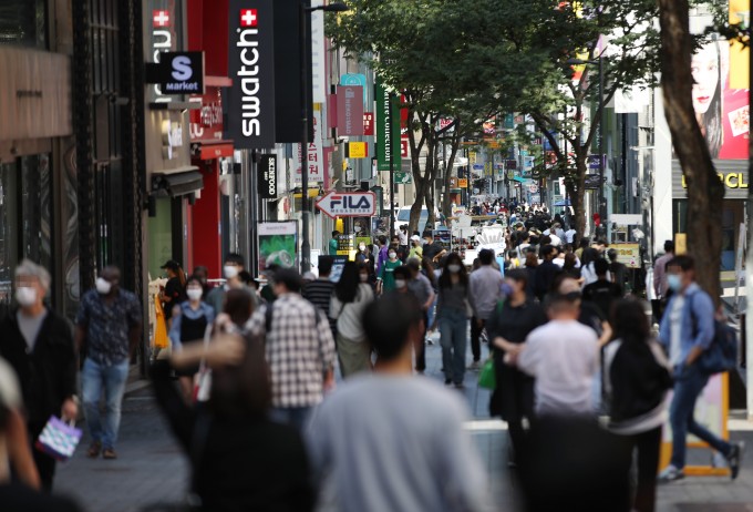 코로나19 확산세가 다소 주춤하는 가운데 20일 서울 명동 거리에서 시민들이 이동하고 있다. 연합뉴스 제공