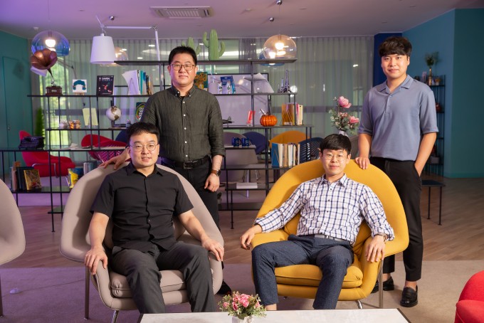 투명하고 잘 쉬며 형태 회복 능력이 좋은 디스플레이 소자용 접착제를 개발한 주역들이 한 자리에 모였다. 왼쪽 아래부터 부터 반시계방향으로 이동욱 UNIST 교수, 제1저자 이주학 연구원, 박진태 연구원, 백명진 연구원이다. UNIST 제공