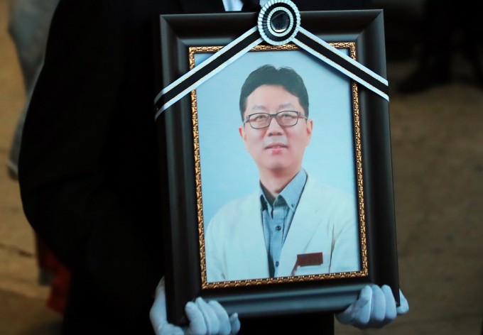 진료 중 환자가 휘두른 흉기에 찔려 유명을 달리한 고(故) 임세원 강북삼성병원 정신건강의학과 교수의 발인식이 엄수된 지난해 1월 오전 임 교수의 영정이 서울 종로구 서울적십자병원 장례식장을 떠나고 있다. 연합뉴스 제공