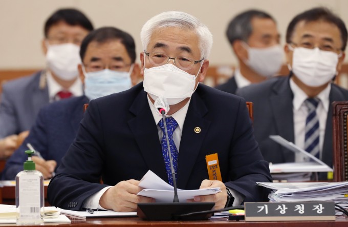 김종석 기상청장이 12일 국회 환경노동위원회의 기상청 및 산하기관에 대한 국정감사에서 의원질의에 답변하고 있다. 연합뉴스 제공