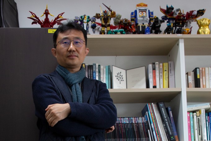 차선신 이화여대 화학·나노과학과 교수가 연구실 한 쪽에 마련된 서재 앞에 서있다.