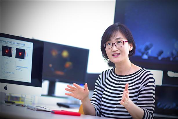 이정은 경희대 우주과학과 교수는 운석 연구를 통해 태양계에서 가장 오래된 고체 입자를 분석하고 태양계 형성 매우 초기에 자외선의 영향을 받은 증거를 발견했다. 이는 자외선 조사 시기가 분자구름 단계임을 밝히는 증거다. 경희대 제공