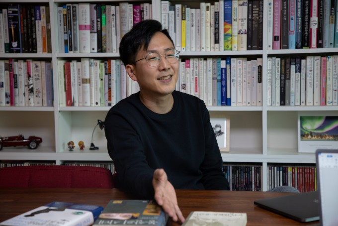 이정원 한국전자통신연구원 선임연구원이 대전 유성 집 거실 한켠에 마련한 자신의 서재를 소개하고 있다.