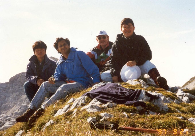 1997³â 9¿ù ÇÊÀÚ°¡ °Õÿ ±³¼ö¿Í ÇÔ²² ÇÑ ¾ËÇÁ½º µî¹Ý¿¡¼ ÃÔ¿µÇÑ »çÁøÀÌ´Ù. ¸Ç ¿À¸¥ÂÊÀÌ ÇÊÀÚÀÎ ¹Ú¼öÁ¾ °æÈñ´ë ¿ìÁÖ°úÇаú ±³¼öÀÌ¸ç ¿À¸¥ÂÊ¿¡¼ µÎ¹øÂ°°¡ ¶óÀÎÇϸ£Æ® °Õÿ ±³¼ö´Ù. ¹Ú¼öÁ¾ ±³¼ö Á¦°ø.