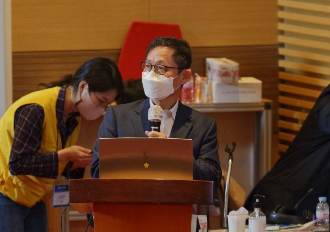 김대식 양자 포토닉스 연구소장이 연구계획을 소개하고 있다. UNIST 제공.