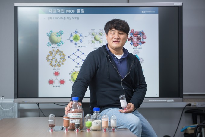 직접 개발한 금속 유기 골격체(MOF)와 포즈를 취하고 있는 이우황 한국화학연구원 CCP 융합연구단 올레핀분리팀 팀장. 남윤중 제공