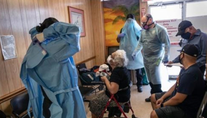 미국 텍사스주 휴스턴의 한 병원에서 코로나19 증상을 보이는 여성 환자가 기다리고 있다 AFP/연합뉴스 제공