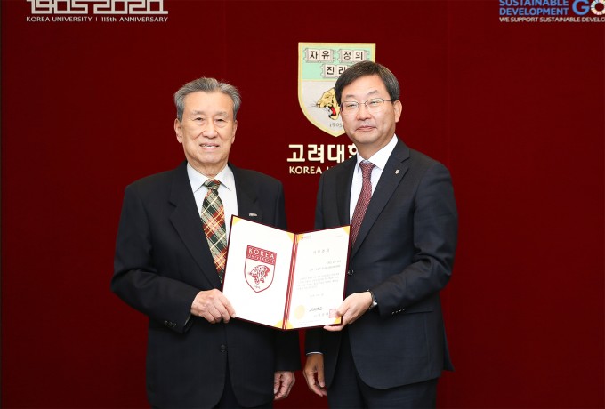 유진우(왼쪽) 교우와 정진택(오른쪽) 고려대 총장. 고려대의료원 제공