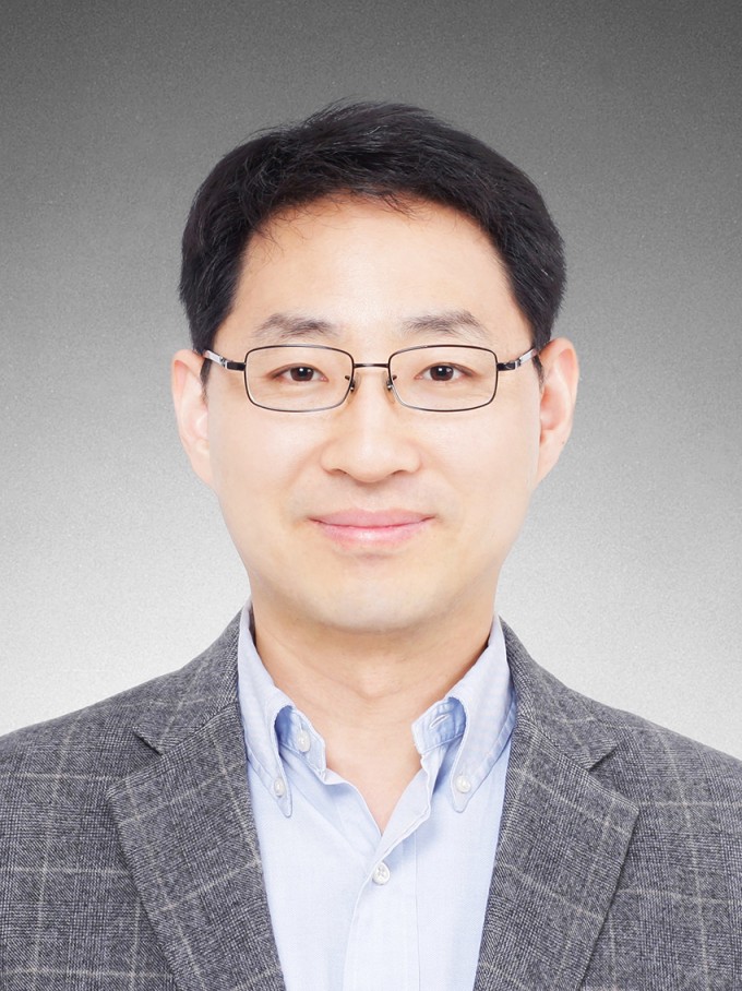 AI를 활용해 고엔트로피 합금 성질을 예측하는 모델을 개발한 이승철 포스텍 기계공학과 교수. 포스텍 제공