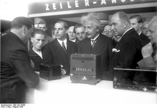 930년 독일 베를린 IFA에서 기조연설한 아인슈타인 박사의 모습이다 (가운데). IFA 웹사이트