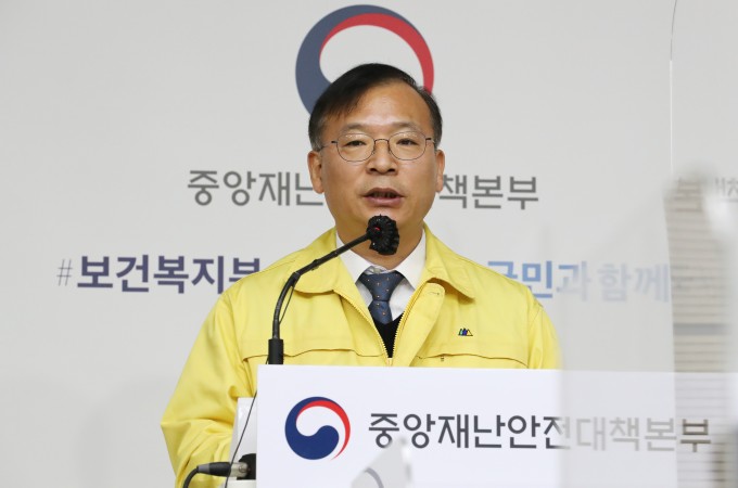 강도태 중앙재난안전대책본부 제1총괄조정관(보건복지부 2차관)이 세종시 정부세종청사에서 열린 코로나19 중앙재난안전대책본부 정례브리핑을 하고 있다. 연합뉴스 제공