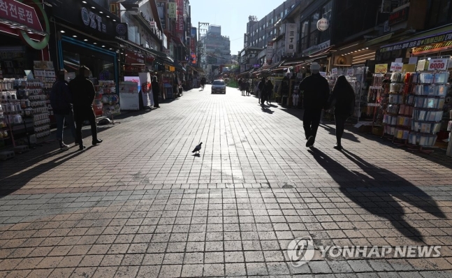 거리두기 2단계를 앞둔 23일 오후 서울 마포구 홍대 앞 거리. 정부는 국내 인구의 절반이 밀집한 수도권의 코로나19 확산세가 심상치 않다는 판단에 따라 수도권의 ′사회적 거리두기′를 24일 0시부터 2단계로 상향 조정키로 했다. 연합뉴스 제공