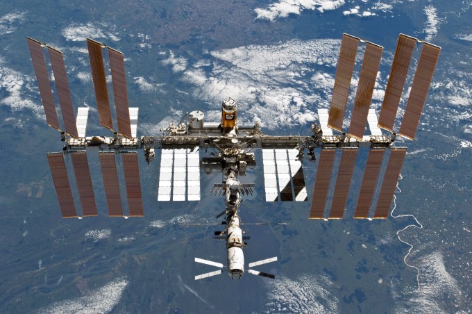 지구 저궤도를 도는 국제우주정거장(ISS)이 이달 2일 우주인이 거주한지 만 20년이 됐다. 과거에는 정부 주도 우주 개발의 상징이었던 ISS가 지금은 민간 상업화의 물결을 타고 있다. NASA 제공