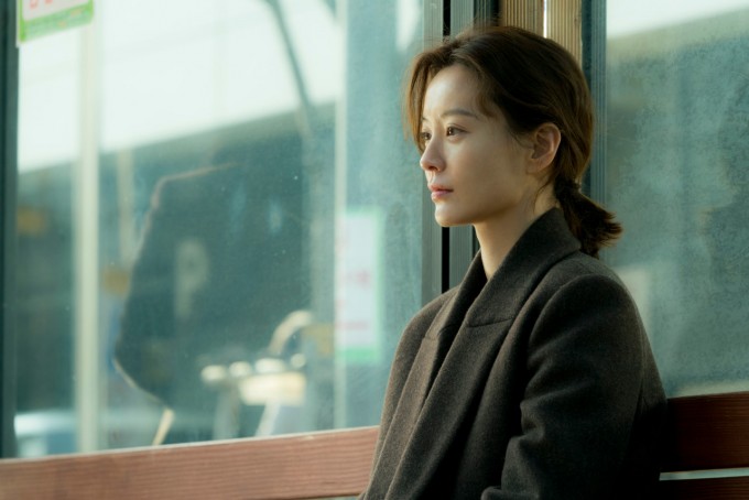 영화 ‘82년생 김지영’의 한 장면. 페미니즘의 관점에서 남성 중심의 한국 사회를 비판하고 있지만, 내조와 육아만으로는 삶의 의미를 찾지 못하는 개인주의 성향인 주인공이 유교(남존여비) 집단주의 문화에 부딪혀 좌절을 거듭하다 정신질환까지 얻은 것으로 해석할 수 있지 않을까. 1980년대 이후 태어난 사람들은 이전 세대에 비해 개인주의 성향 비율이 더 높을 것이다. 롯데엔터테인먼트 제공