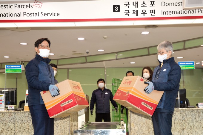 최기영 과학기술정보통신부 장관이 23일 오전 서울 중구 서울중앙우체국을 방문해 우체국 구멍손잡이 소포상자를 들어보이고 있다. 과학기술정보통신부 제공