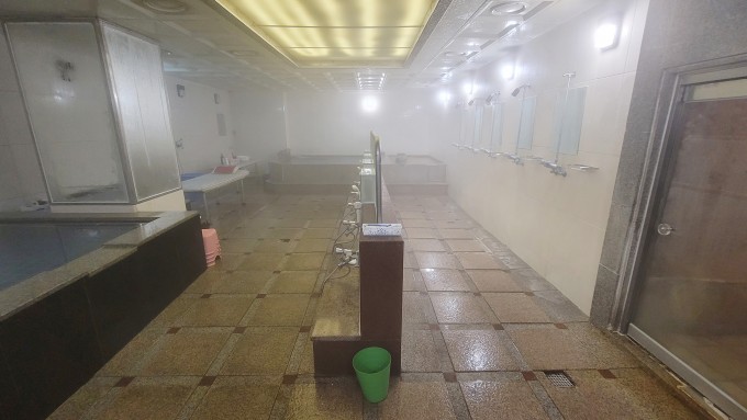 정부가 수도권 사우나 및 한증막 시설, 에어로빅 등 실내 체육시설의 운영을 당분간 중단하도록 한 이른바 사회적 거리두기 2+α 조치를 하루 앞둔 30일 서울 종로구의 한 한증막 시설 목욕탕이 비어 있다. 연합뉴스