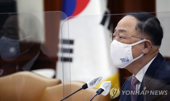 홍남기 경제부총리 겸 기재부 장관이 3일 정부서울청사에서 열린 제5차 혁신성장전략회의를 주재하고 있다. 이 회의에서 소프트웨어 진흥 실행전략이 확정됐다. 연합뉴스 제공