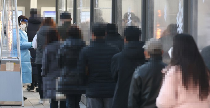 국내 신종코로나 바이러스(코로나19) 감염증 신규 확진자가 540명을 기록한 3일 오전 서울 서초보건소 선별진료소를 찾은 시민들이 검사를 위해 대기하고 있다. 연합뉴스 제공