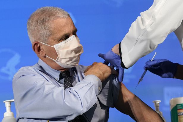 앤서니 파우치 미국 국립 알레르기·전염병 연구소 소장이 모더나 백신을 접종받는 장면이다. AP/연합뉴스 제공