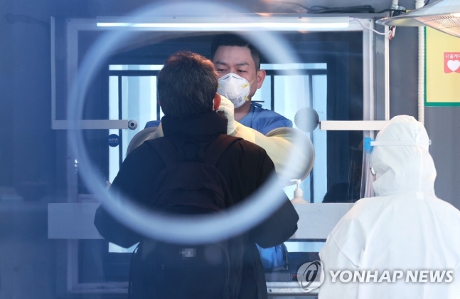서울광장 선별검사소 찾은 시민들 (서울=연합뉴스) 홍해인 기자 = 17일 오후 서울 중구 태평로 시청 앞 서울광장에 마련된 신종 코로나바이러스 감염증(코로나19) 임시 선별진료소에서 시민들이 검사를 받고 있다.