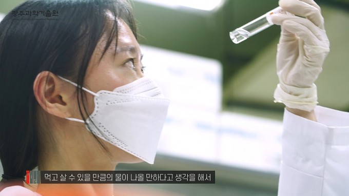김준하 광주과학기술원(GIST) 지구환경공학부 교수 연구실의 연구원이 환경 실험을 하고 있다. 김 교수는 다양한 환경 실측 데이터를 이용해 환경 빅데이터를 구축하고 이를 이용해 환경을 시스템적으로 이해하고 분석하는 연구를 하고 있다. 이 과정에서 측정이 이뤄지지 않은 데이터를 보완하는 데 인공지능(AI)가 활용되고 있다. GIST-동아사이언스 영상 캡쳐