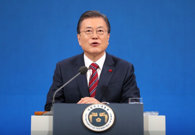 문재인 대통령이 18일 청와대 춘추관에서 열린 신년 기자회견에서 기자의 질문에 답하고 있다. 연합뉴스 제공