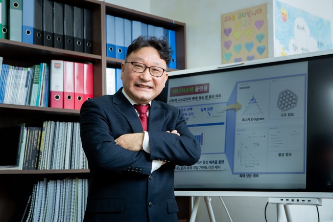 한병찬 연세대 화공생명공학과 교수는 과학기술정보통신부가 세계 수준의 성과를 내기 위해 설립한 10개 글로벌프론티어사업단 중 하나인 하이브리드 인터페이스 기반 미래소재연구단에서 소재 개발의 방향을 제시해주는 역할을 맡고 있다. 남윤중 제공