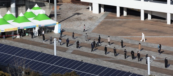 IM선교회에서 운영 중인 국제학교에서 무더기로 확진자가 나오며 코로나19 감염 규모가 다시 증가세에 있는 27일 오전 광주시청 광장에 마련된 신종 코로나바이러스 감염증(코로나19) 선별검사소에 시민들이 긴 줄을 서 대기하고 있다.연합뉴스 제공