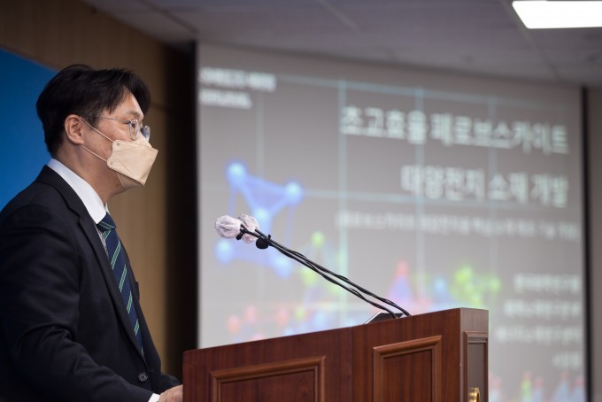 서장원 한국화학연구원 책임연구원(박사)이 23일 오전 세종특별자치시 세종파이낸스센터 과기정통부 기자실에서 ′초고효율 페로브스카이트 태양전지 소재 개발′ 관련 브리핑을 하고 있다. 과학기술정보통신부 제공