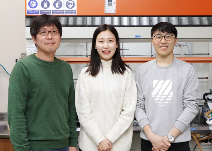 노준석 포스텍 기계공학과 교수(왼쪽)와 김민경 포스텍 기계공학과 석박사통합과정생(가운데), 이다솔 박사 등 공동연구팀은 광스핀홀을 증폭시키면서도 효율은 100%에 가깝게 유지하는 메타표면을 개발했다. 포스텍 제공