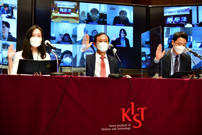윤석진 한국과학기술연구원(KIST) 원장이 9일 서울 성북구 KIST 본원에서 열린 제55주년 개원기념식에서 직원들과 함께 윤리헌장 선포식을 하고 있다. KIST 제공