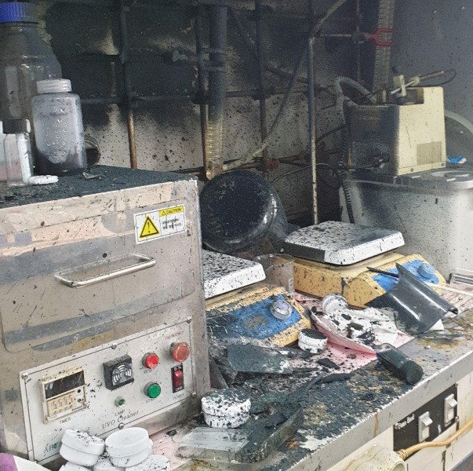 한국전기연구원 제3연구동 실험실에서 16일 질산이 폭발하는 사고가 발생해 연구원 1명이 부상을 입었다. 경남소방본부 제공
