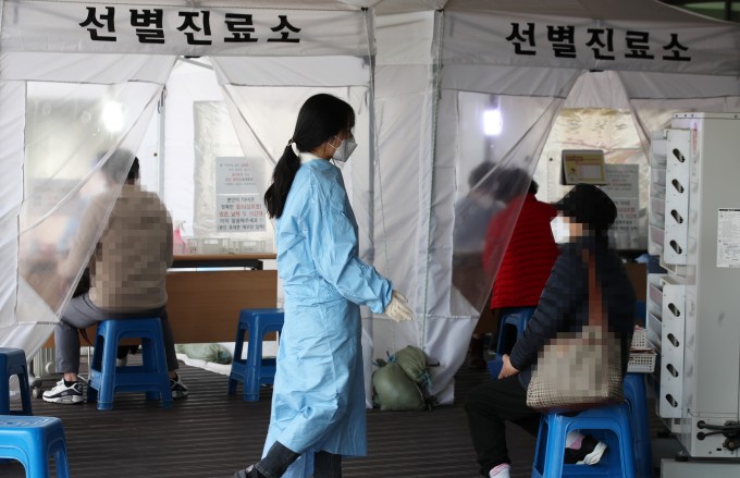 5일 오후 광주 서구보건소 선별진료소에서 신종 코로나바이러스 감염증(코로나19) 검사를 받으려는 시민들의 발길이 이어지고 있다. 연합뉴스 제공