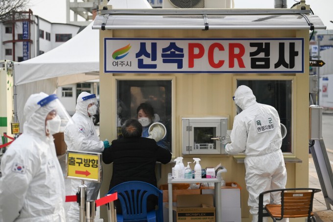 경기 여주시는 지난해 12월부터 신속PCR을 도입해 모든 시민을 대상으로 검사를 진행 중이다. 4월 ‘시사인’이 올해 3월까지의 검사 결과 6만 3000여 건을 확인해보니 양성 사례(109건) 가운데 40%는 위양성으로 드러났다. 연합뉴스 제공