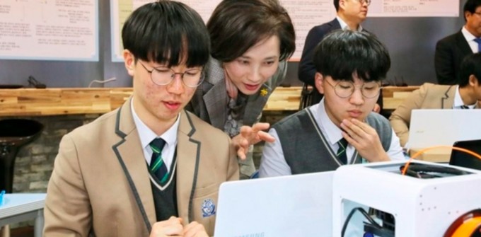 유은혜 교육부 장관이 지난 2019년 4월 고교학점제 연구학교인 경기도 수원시 고색고등학교를 방문해 학생들의 수업내용을 보고 있다. 연합뉴스 제공