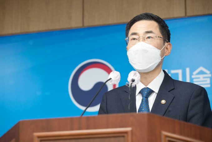 용홍택 과학기술정보통신부 제1차관이 30일 오전 세종특별자치시 세종파이낸스센터 과기정통부 기자실에서 ′탄소중립 기술혁신 추진전략′ 브리핑을 하고 있다. 과기정통부 제공