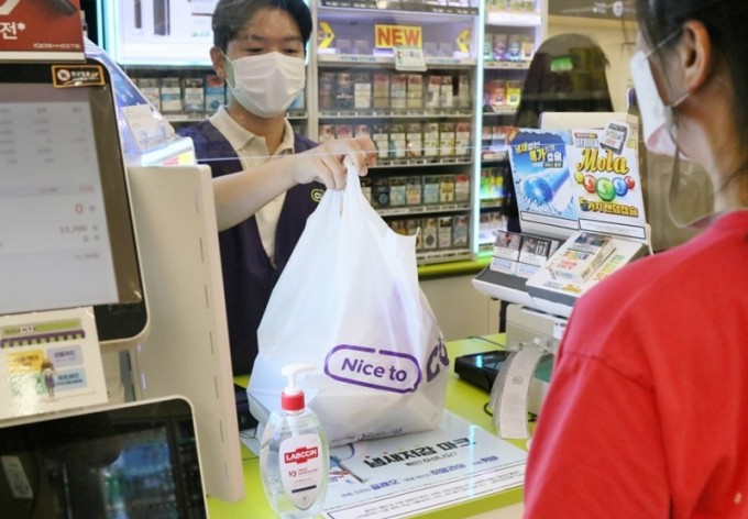 편의점 내 신종 코로나바이러스 감염증(코로나19) 예방을 위한 비말 차단막이 설치된 모습이다. 연합뉴스 제공