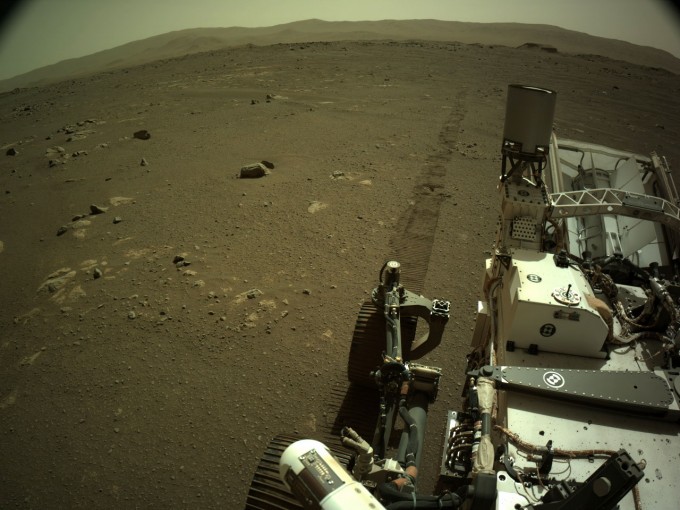 미국항공우주국(NASA)의 화성탐사 로버 ′퍼시비어런스′가 화성에 남긴 바퀴자국을 촬영해 보냈다. NASA 제공