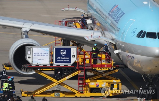 지난달 26일 영종도 인천국제공항 화물터미널에서 ′코백스 퍼실리티′를 통해 확보한 화이자·바이오앤테크 백신 5만8500명분이 대한항공 화물기에서 내려지고 있다. 연합뉴스 제공