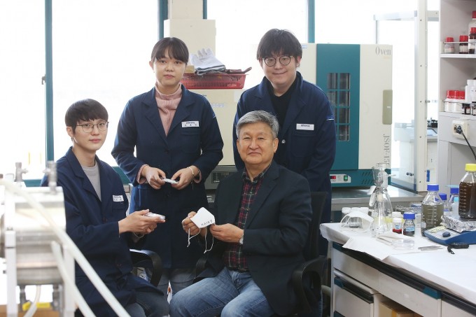 (오른쪽 뒤부터 시계반대방향으로) 이응준 석박통합과정, 유효정 박사과정, 곽병은 석박통합과정, 김도현 생명화학공학과 교수. KAIST 제공