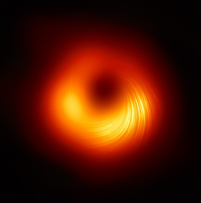 주변 물질을 삼키고 에너지를 발산하는 블랙홀의 자기장을 최초로 포착