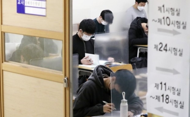 2021학년도 대학수학능력시험이 치러진 지난해 12월 3일 오전 서울 종로구 경복고등학교 고사장에서 수험생들이 시험을 앞두고 자습하고 있다. 사진공동취재단