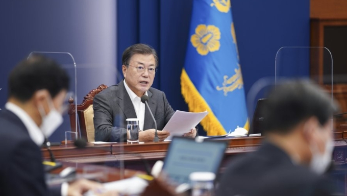 문재인 대통령이 12일 오후 청와대 여민관에서 열린 코로나19 대응 특별방역 점검 회의에서 발언하고 있다. 연합뉴스 제공