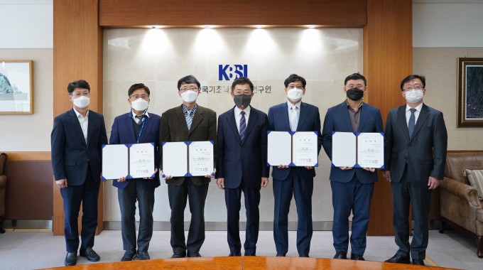 핵심연구지원센터 협의회 임명장 수여식에서 왼쪽부터 권성일 한국기초과학지원연구원(KBSI) 장비정책팀장, 이동선 분과장, 이원재 분과장, 신형식 KBSI 원장, 하준석 협의회장, 김성환 분과장, 박찬수 KBSI 국가연구시설장비진흥센터장이 기념사진을 촬영했다. KBSI 제공.