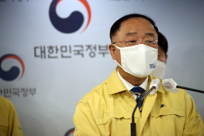 홍남기 국무총리 직무대행이 26일 오전 정부서울청사에서 신종 코로나바이러스 감염증(코로나19) 백신과 관련한 대국민 담화를 발표하고 있다. 연합뉴스 제공