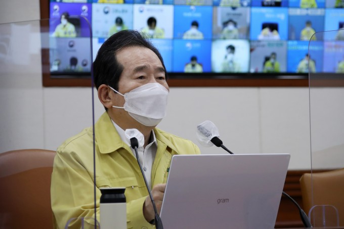 정세균 국무총리가 1일 정부서울청사에서 열린 코로나19 대응 중대본 회의를 주재하며 발언하고 있다. 연합뉴스 제공