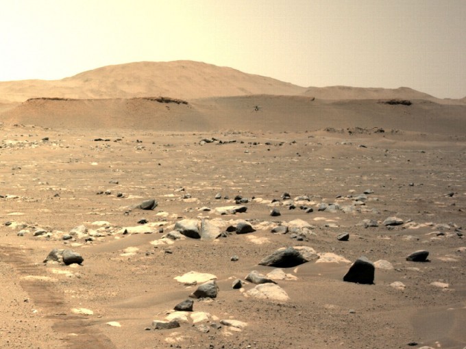 NASA의 무인 화성 헬기 ′인저뉴이티′가 25일(미국 동부시간) 진행된 3차 비행에서 약 50m 거리를 비행하는 데 성공했다. 비행하는 인저뉴이티를 NASA의 화성 탐사 로버 ′퍼시비어런스′가 촬영했다. NASA 제공.