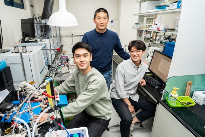 왼쪽부터 배근수 박사과정생, 최창혁 교수, 김해솔 박사과정생. GIST 제공