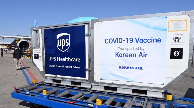 26일 영종도 인천국제공항 화물터미널에서 국제백신공급기구인 코백스 퍼실리티(COVAX facility)를 통해 확보한 화이자 백신 초도 물량이 대한항공 화물기에서 내려 이송되고 있다.연합뉴스 제공