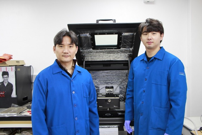 홍승범(왼쪽) KAIST 신소재공학과 교수와 박건 박사과정생. KAIST 제공